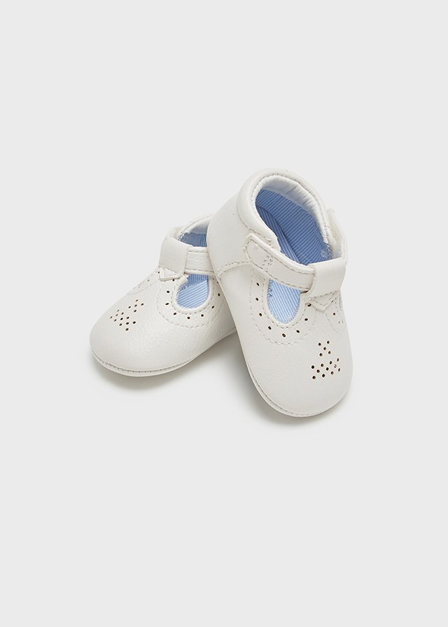 MAYORAL BABY BOYS CLOTHING 9504 WHITE SOFT PRAM SHOE size 17 (approx 4mths )& 18 (approx 6mths ) only