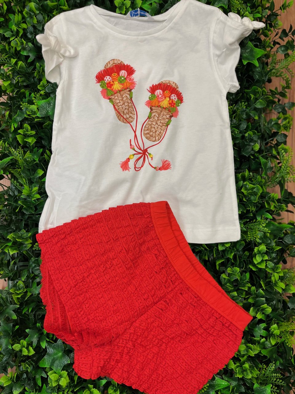 MAYORAL 3266 CREAM TEE PRIINTED DETAIL SLEEVE KNOT DETAIL RED RUFFLE SHORTS 2 PCE SET 5,6,&8YRS ONLY 